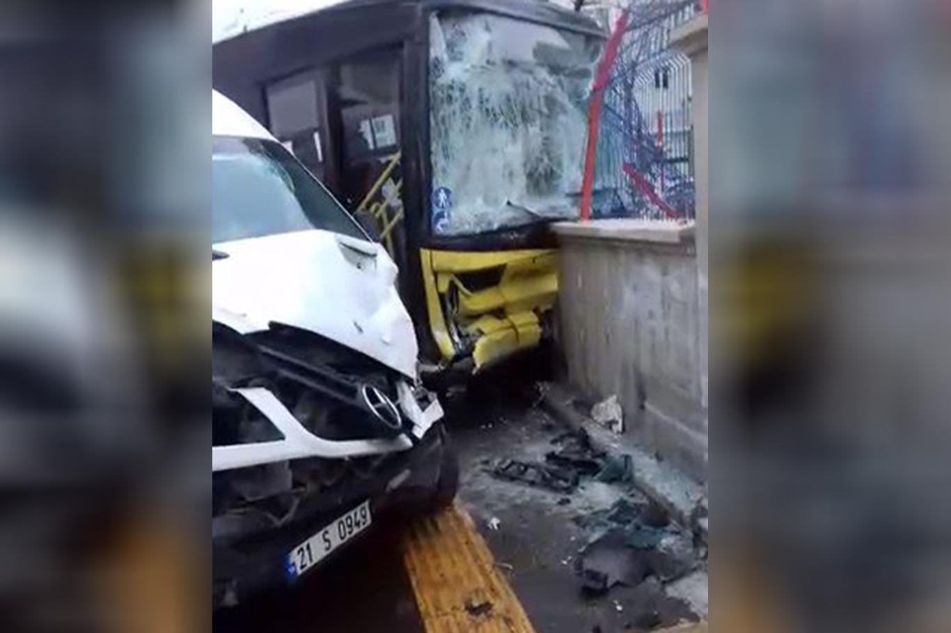 Otobüs ile servis minibüsü çarpıştı: 13 yaralı